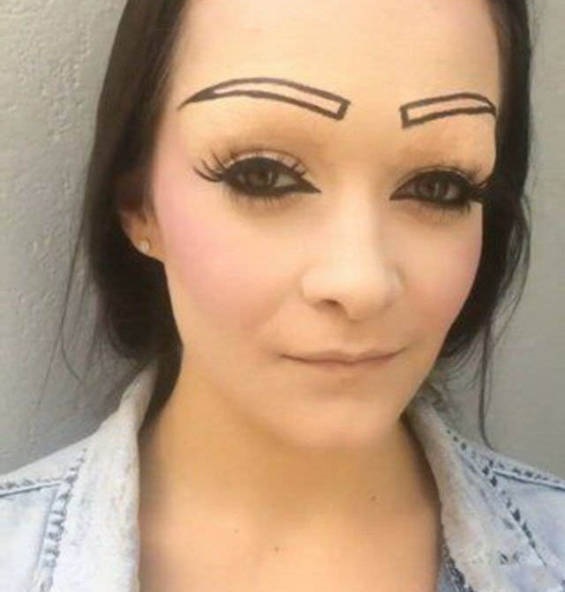 10 ZDJĘĆ KOBIET, KTÓRE ZDECYDOWANIE PRZESADZIŁY Z PRÓBĄ UPIĘKSZENIA SIEBIE (10 OBRAZKÓW)