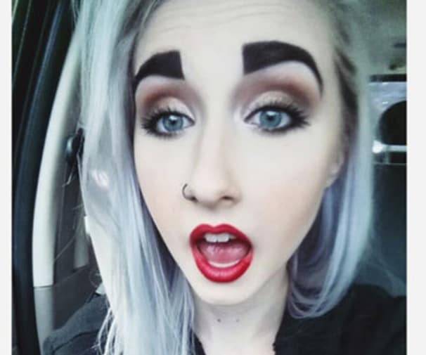 Ładnie podkreślone brwi są ozdobą naszej twarzy. Są jednak kobiety, które uważają, że mocniej znaczy lepiej. Czy aby napewno?