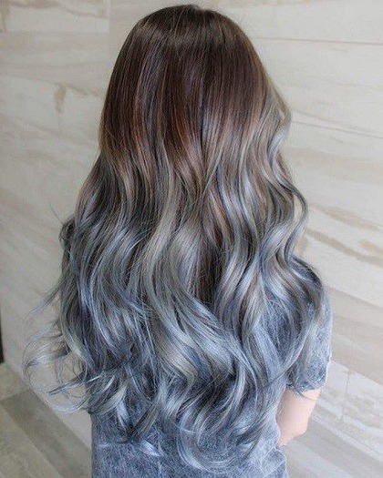Denim hair podbijają internet. Dżinsowe włosy to hit nadchodzącej wiosny. Jak wam podoba się taka koloryzacja?