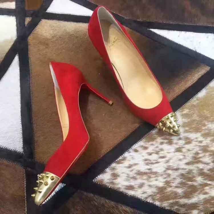 Kultowe szpileczki Louboutin'a z ćwiekami <3 Możemy oglądać bez końca.