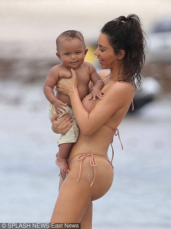 Kim Kardashian w każdym kostiumie wygląda świetnie. Obejrzyjcie jej plażowe stylizacje. 