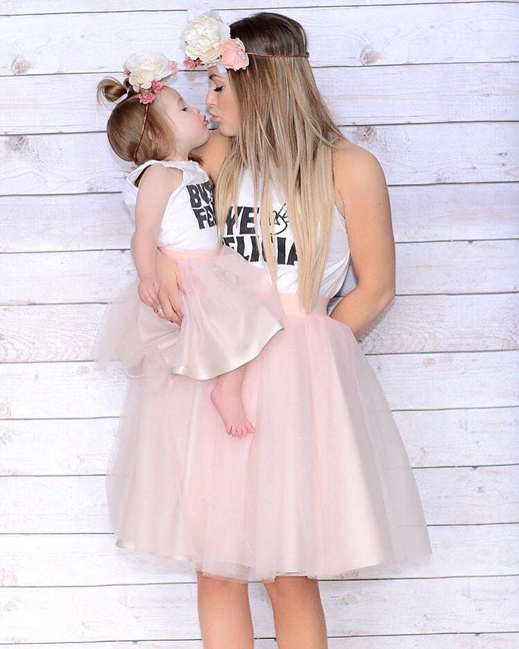 Cudowne kreacje dla mamy i córki. Te dziewczynki wyglądają uroczo w identycznych sukienkach jak ich mamy.