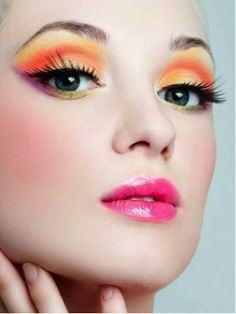 Lato w pełni, czas więc na kolory. Zerknijcie do naszej galerii wakacyjnych i mega kolorowych makijaży po inspiracje.