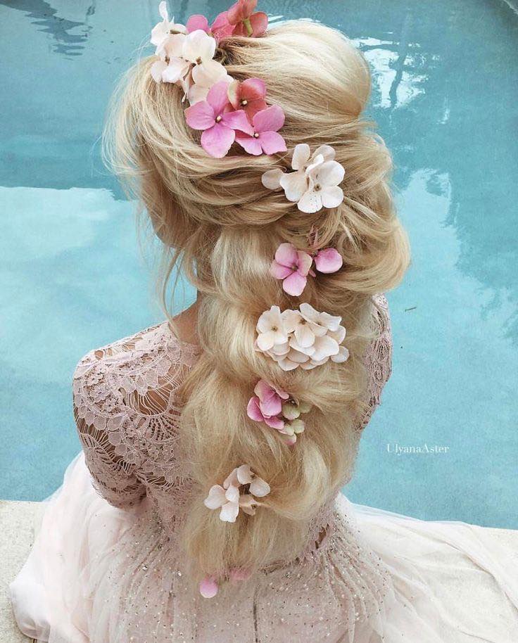 Jeśli ślub latem, to tylko wakacyjna interpretacja warkocza i kwiaty <3 Jesteśmy oczarowani tymi fryzurami.