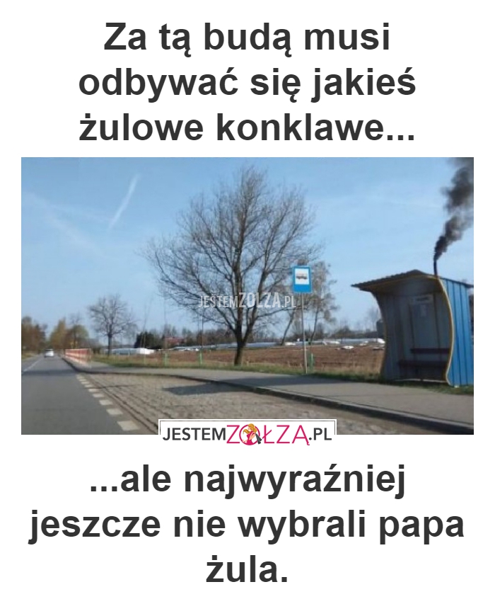 Za tą budą musi 
